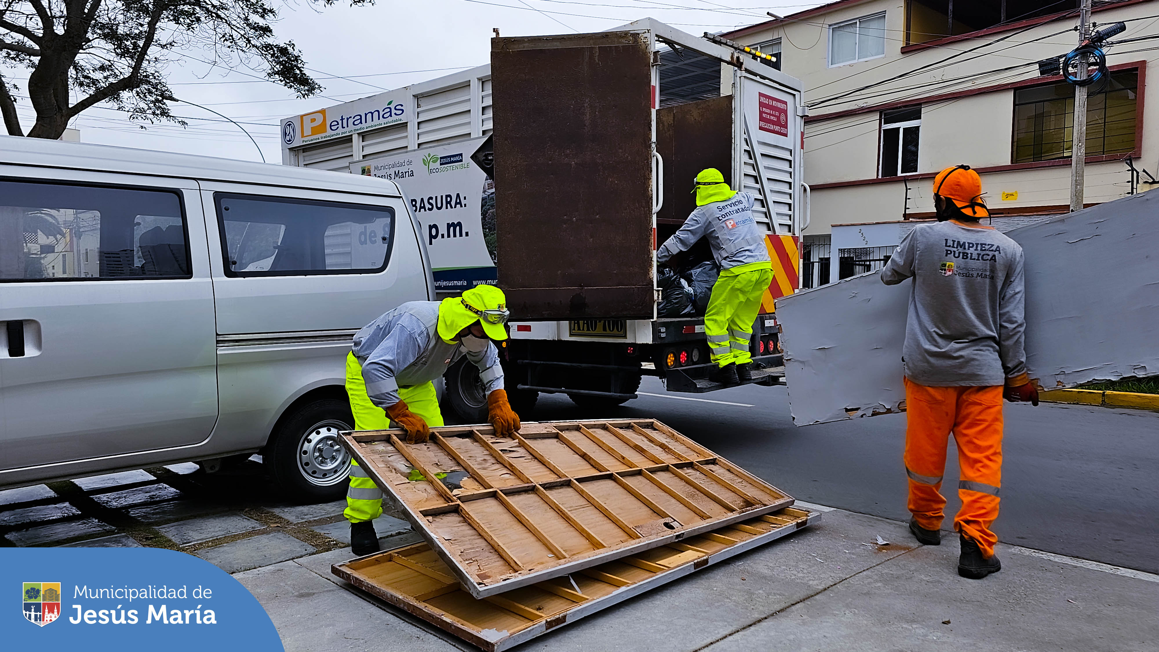 🙌 Gracias a todos los vecinos de la zona 7 que participaron en la campaña Techo Limpio 🏘️🧹 dejando material en desuso en el frontis de sus viviendas.
💪 Continuaremos con esta labor, recorriendo las diferentes zonas y calles de nuestro distrito, a fin de reducir la acumulación de material en desuso en los hogares jesusmarianos.