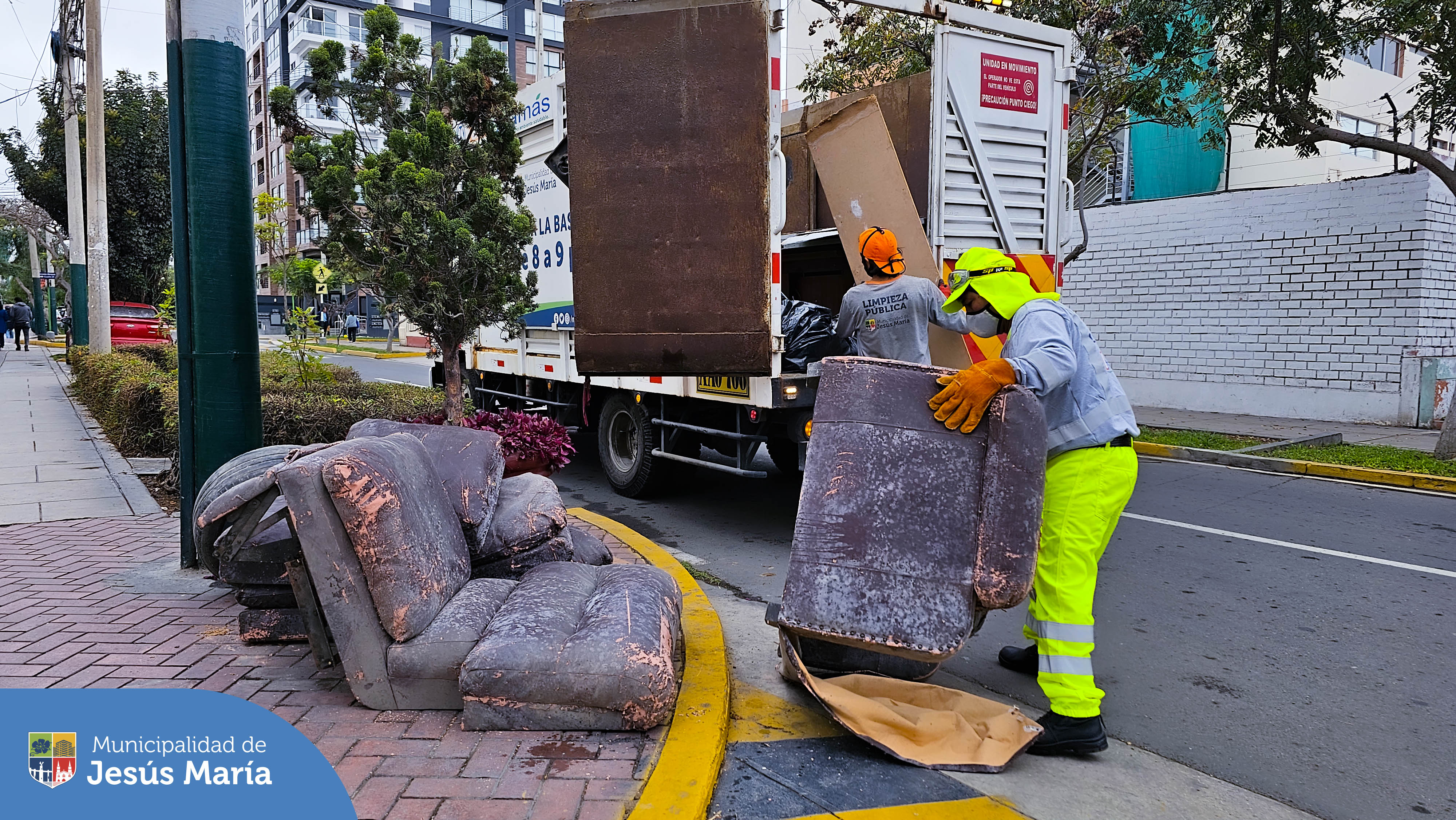 🙌 Gracias a todos los vecinos de la zona 7 que participaron en la campaña Techo Limpio 🏘️🧹 dejando material en desuso en el frontis de sus viviendas.
💪 Continuaremos con esta labor, recorriendo las diferentes zonas y calles de nuestro distrito, a fin de reducir la acumulación de material en desuso en los hogares jesusmarianos.