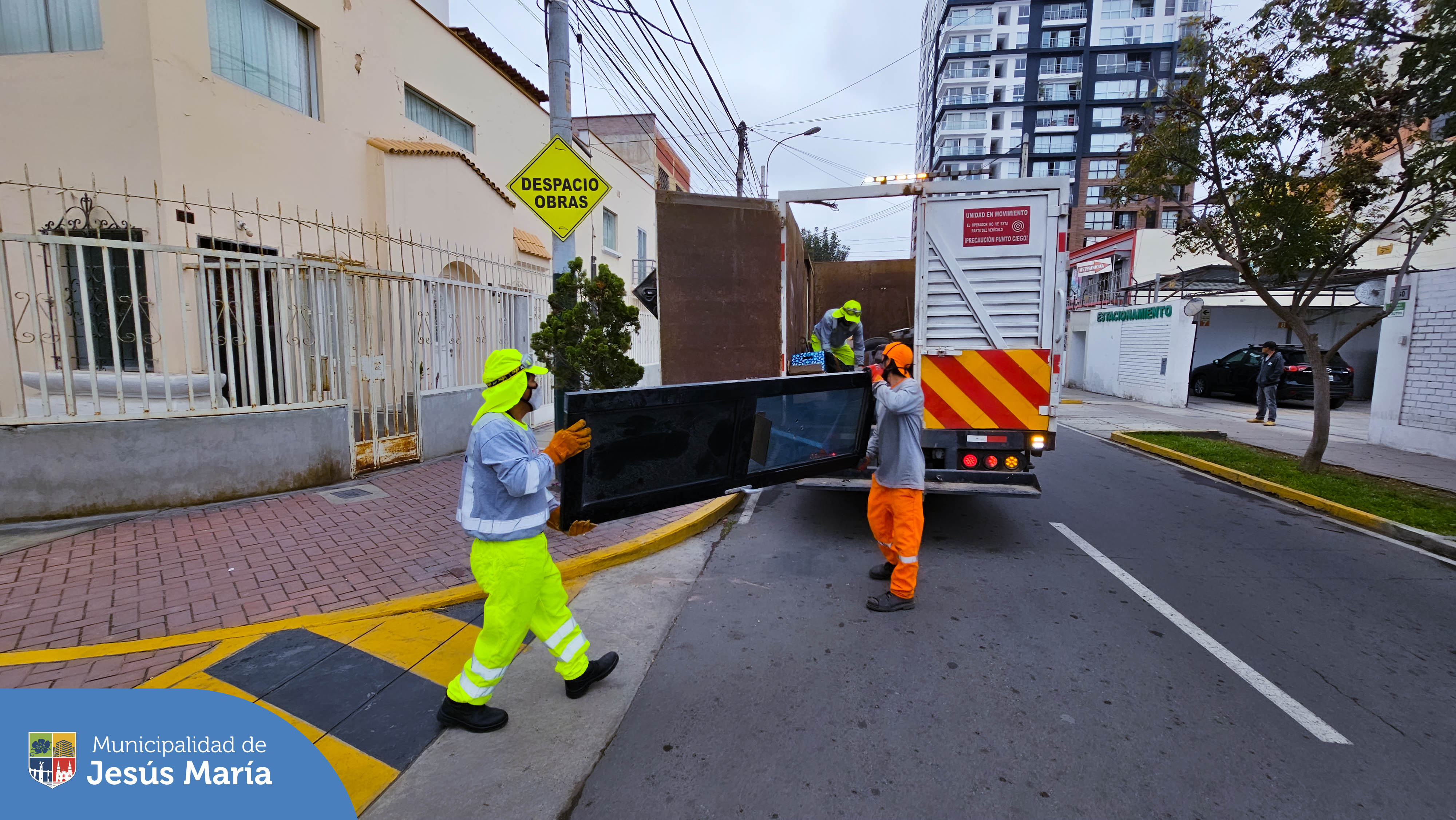 🙌 Gracias a todos los vecinos de la zona 7 que participaron en la campaña Techo Limpio 🏘️🧹 dejando material en desuso en el frontis de sus viviendas.
💪 Continuaremos con esta labor, recorriendo las diferentes zonas y calles de nuestro distrito, a fin de reducir la acumulación de material en desuso en los hogares jesusmarianos.