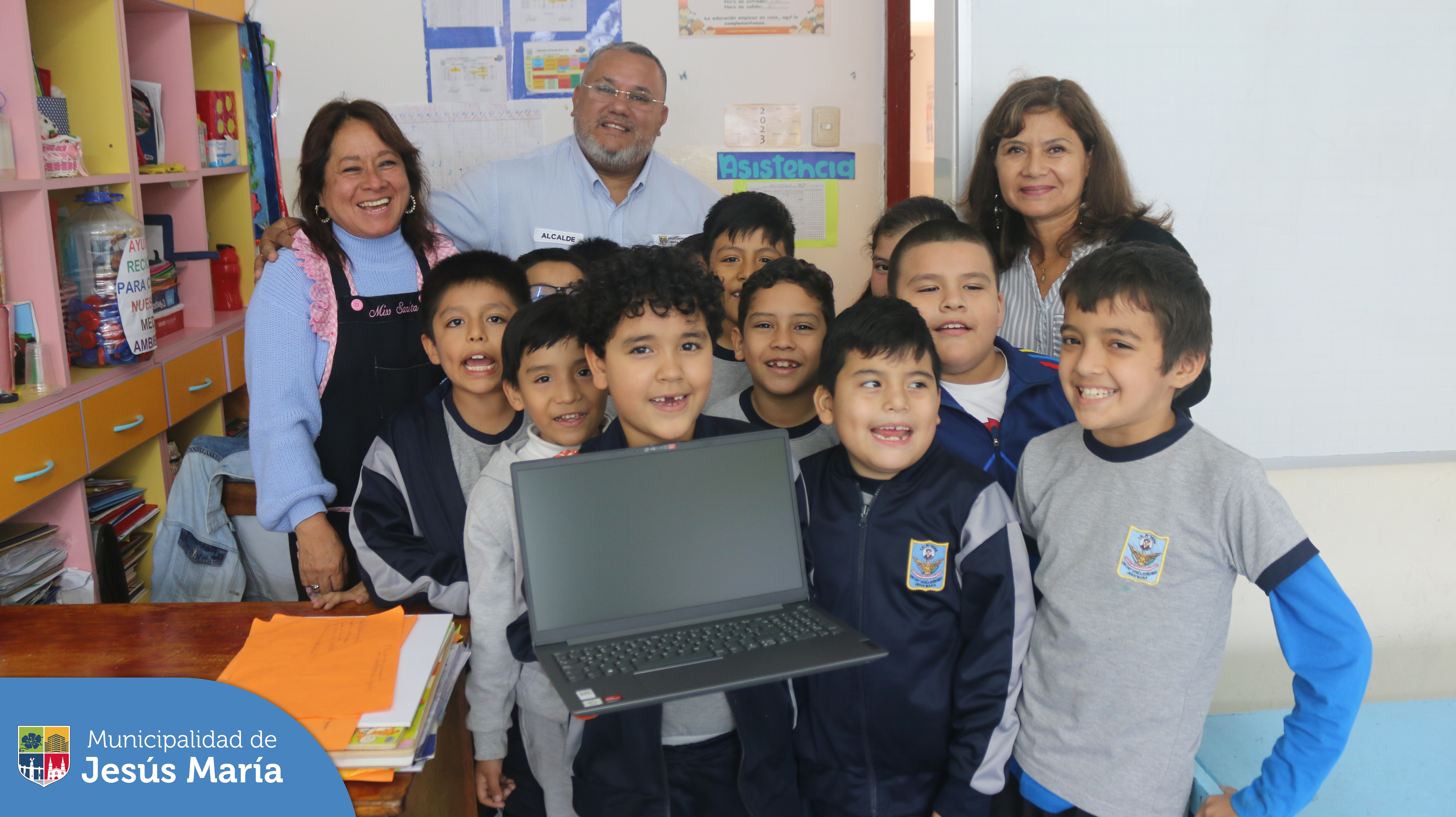 Gracias al compromiso de nuestro alcalde Jesús Gálvez Olivares, el colegio Cap. FAP José Abelardo Quiñones cuenta ahora con laptops para impulsar la educación de sus estudiantes. 🙌💻
☝️ Sabemos que la tecnología es una herramienta invaluable para el aprendizaje y nuestra gestión está comprometida con brindar a los niños y jóvenes jesusmarianos, mejores oportunidades para prosperar en un mundo cada vez más conectado.