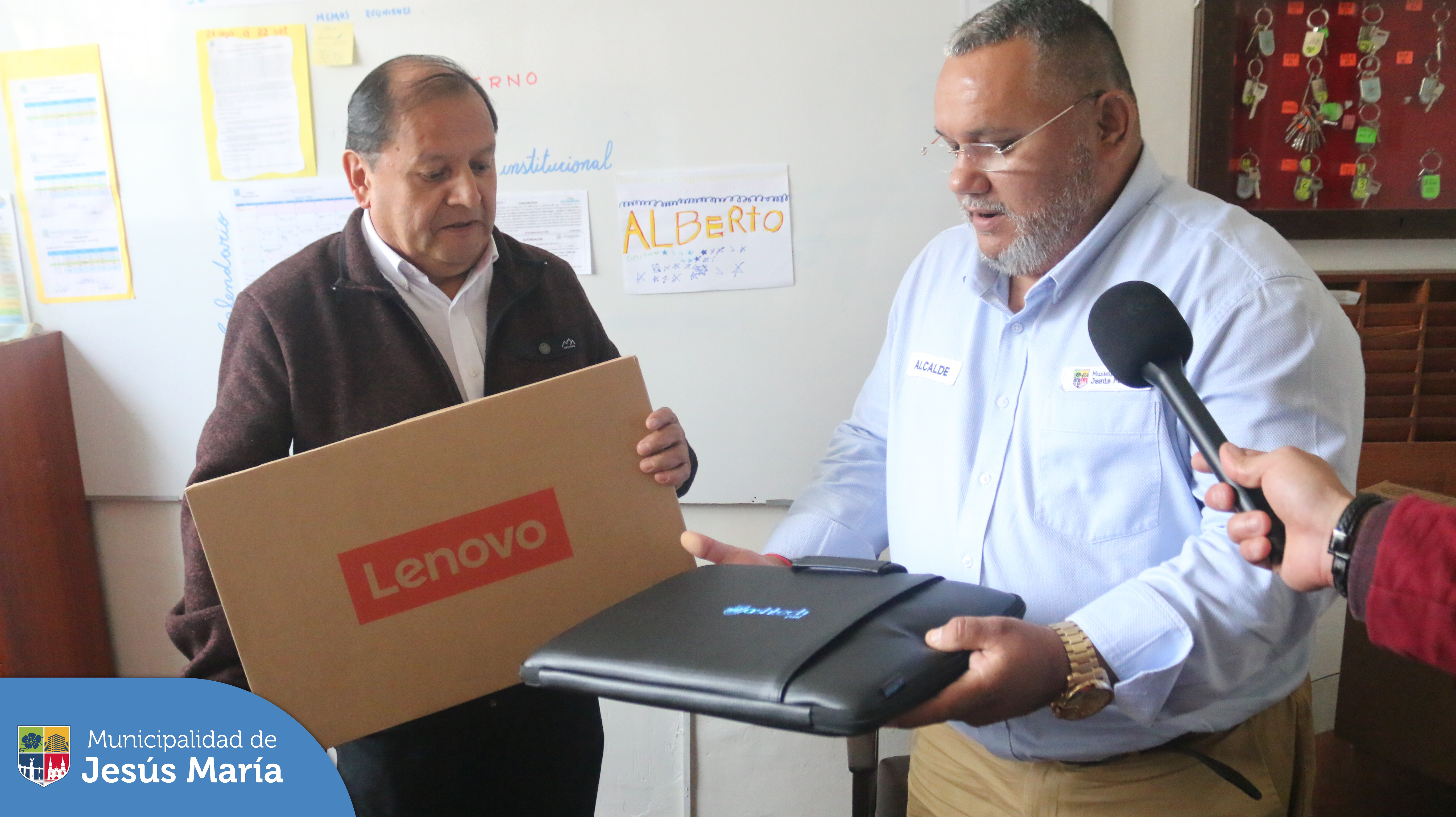 Gracias al compromiso de nuestro alcalde Jesús Gálvez Olivares, el colegio Cap. FAP José Abelardo Quiñones cuenta ahora con laptops para impulsar la educación de sus estudiantes. 🙌💻
☝️ Sabemos que la tecnología es una herramienta invaluable para el aprendizaje y nuestra gestión está comprometida con brindar a los niños y jóvenes jesusmarianos, mejores oportunidades para prosperar en un mundo cada vez más conectado.