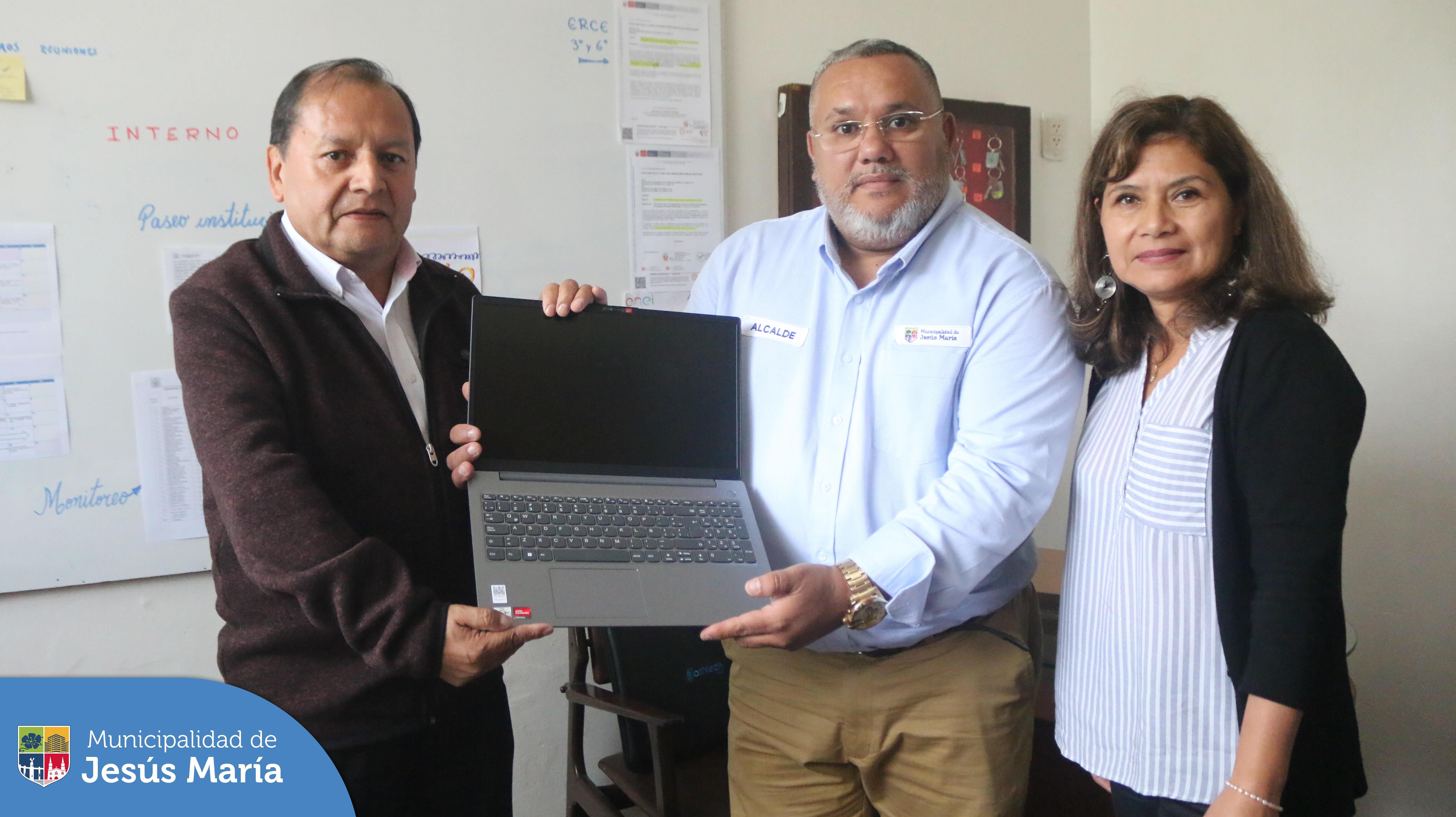 Gracias al compromiso de nuestro alcalde Jesús Gálvez Olivares, el colegio Cap. FAP José Abelardo Quiñones cuenta ahora con laptops para impulsar la educación de sus estudiantes. 🙌💻
☝️ Sabemos que la tecnología es una herramienta invaluable para el aprendizaje y nuestra gestión está comprometida con brindar a los niños y jóvenes jesusmarianos, mejores oportunidades para prosperar en un mundo cada vez más conectado.