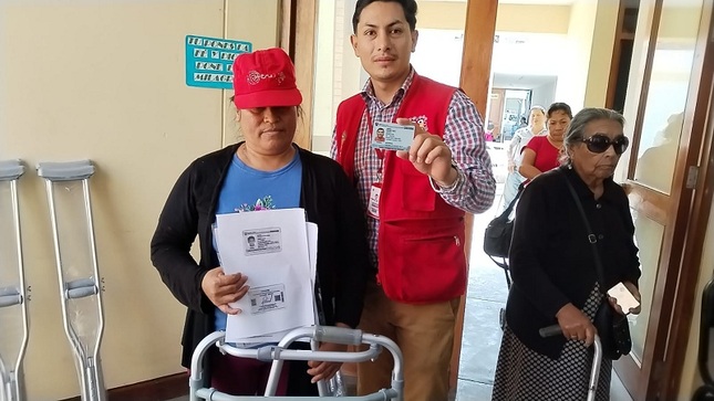 Setenta personas con discapacidad (PCD) de escasos recursos económicos recibieron andadores y muletas para desplazarse con mayor seguridad, por parte de la Municipalidad Provincial de Trujillo.