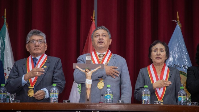Quinta ceremonia de  grados y títulos de la UNHEVAL