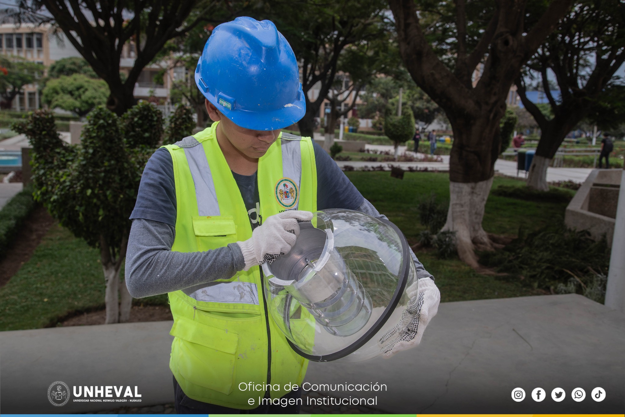UNHEVAL renueva luminaria para un campus universitario más sostenible
