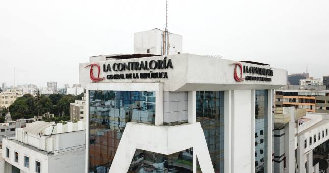 La Contraloría General de la República dio a conocer los resultados del operativo nacional de “Verificación de requisitos e impedimentos para el acceso y ejercicio de la función pública” realizado en 554 entidades públicas, con el cual se pudo verificar que 1584 directivos de libre designación y remoción pertenecientes a gobiernos regionales y municipalidades (provinciales y distritales) no acreditaron el cumplimiento de los requisitos mínimos de formación académica y/o experiencia establecidos en la Ley N° 31419 y su reglamento, así como en los documentos de gestión de sus respectivas entidades.