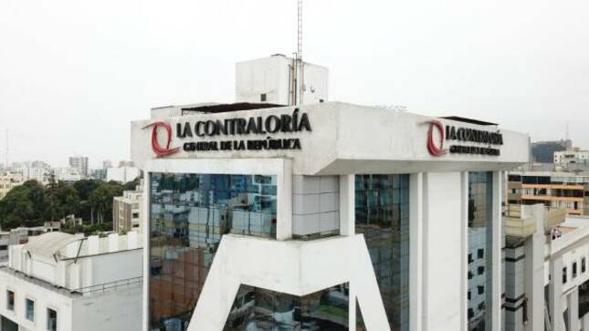 La Contraloría General de la República dio a conocer los resultados del operativo nacional de “Verificación de requisitos e impedimentos para el acceso y ejercicio de la función pública” realizado en 554 entidades públicas, con el cual se pudo verificar que 1584 directivos de libre designación y remoción pertenecientes a gobiernos regionales y municipalidades (provinciales y distritales) no acreditaron el cumplimiento de los requisitos mínimos de formación académica y/o experiencia establecidos en la Ley N° 31419 y su reglamento, así como en los documentos de gestión de sus respectivas entidades.