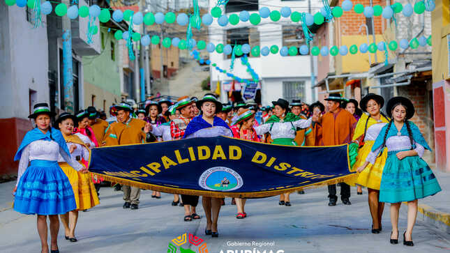 Gobernador Regional Percy Godoy presente en el pasacalle por el 490° aniversario del distrito de San Jerónimo