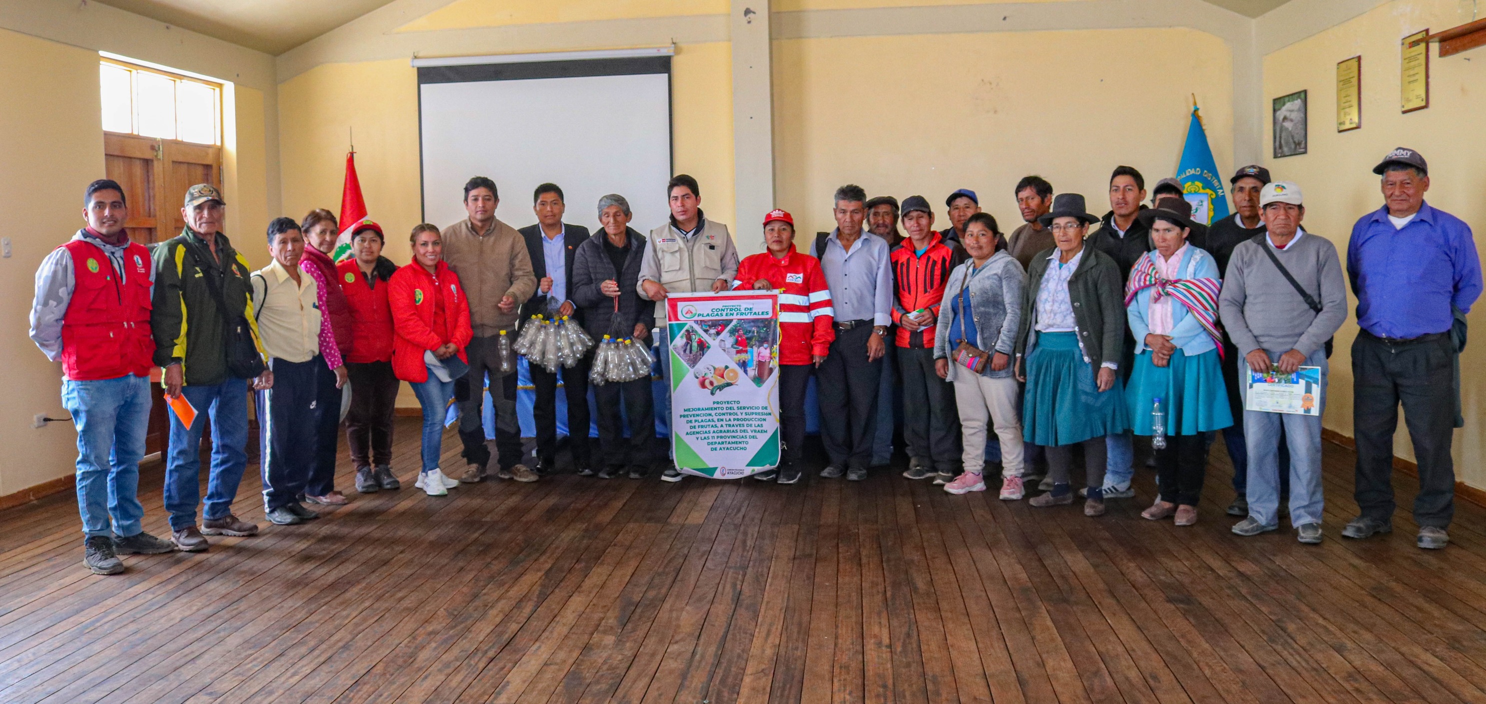 Coordinan acciones contra la mosca de la fruta en la Muni Distrital de Huamanguilla