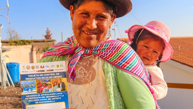 Entrega de tarjetas de control de productos ricos en hierroa madres de familia