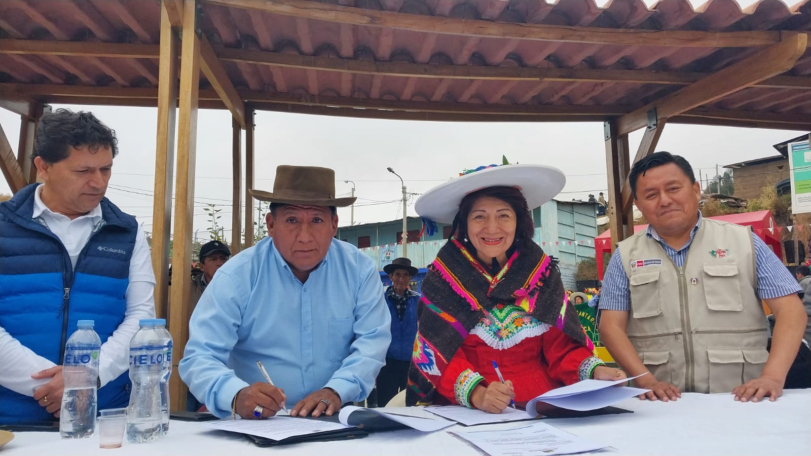 Firman convenio para mejoramiento de calles y veredas en Cochamarca