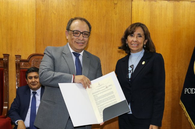 El magistrado Gustavo Gutiérrez Ticse se trasladó al auditorio de la Corte Superior de Justicia de Tacna, para ofrecer una conferencia magistral y presentar su libro “Comentarios al Código Procesal Constitucional”.