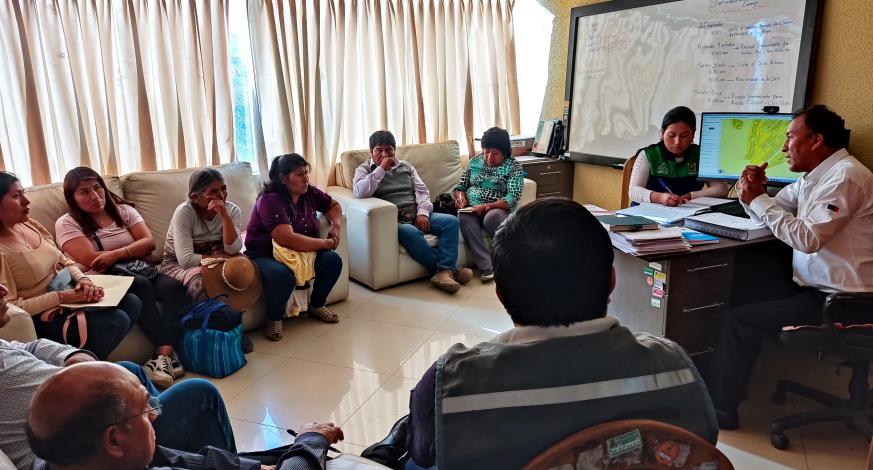 El Gerente de Desarrollo Urbano Ing. Edwin Arias Ramos, con el Arq. Percy García, Sub Gerente de Planeamiento Control Urbano y equipo técnico de la comuna provincial se reunieron con los presidentes de las Asociaciones del Sector A-8 Chen Chen, que conforman las asociaciones Villa Universitaria II Etapa, León de Juda, Aymara Marca, Villa Universitaria 2008 y Monterrico.