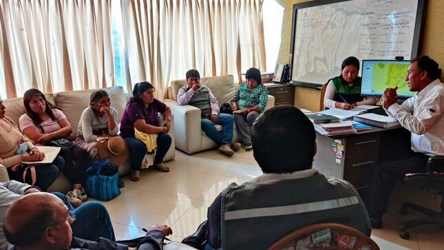 El Gerente de Desarrollo Urbano Ing. Edwin Arias Ramos, con el Arq. Percy García, Sub Gerente de Planeamiento Control Urbano y equipo técnico de la comuna provincial se reunieron con los presidentes de las Asociaciones del Sector A-8 Chen Chen, que conforman las asociaciones Villa Universitaria II Etapa, León de Juda, Aymara Marca, Villa Universitaria 2008 y Monterrico.