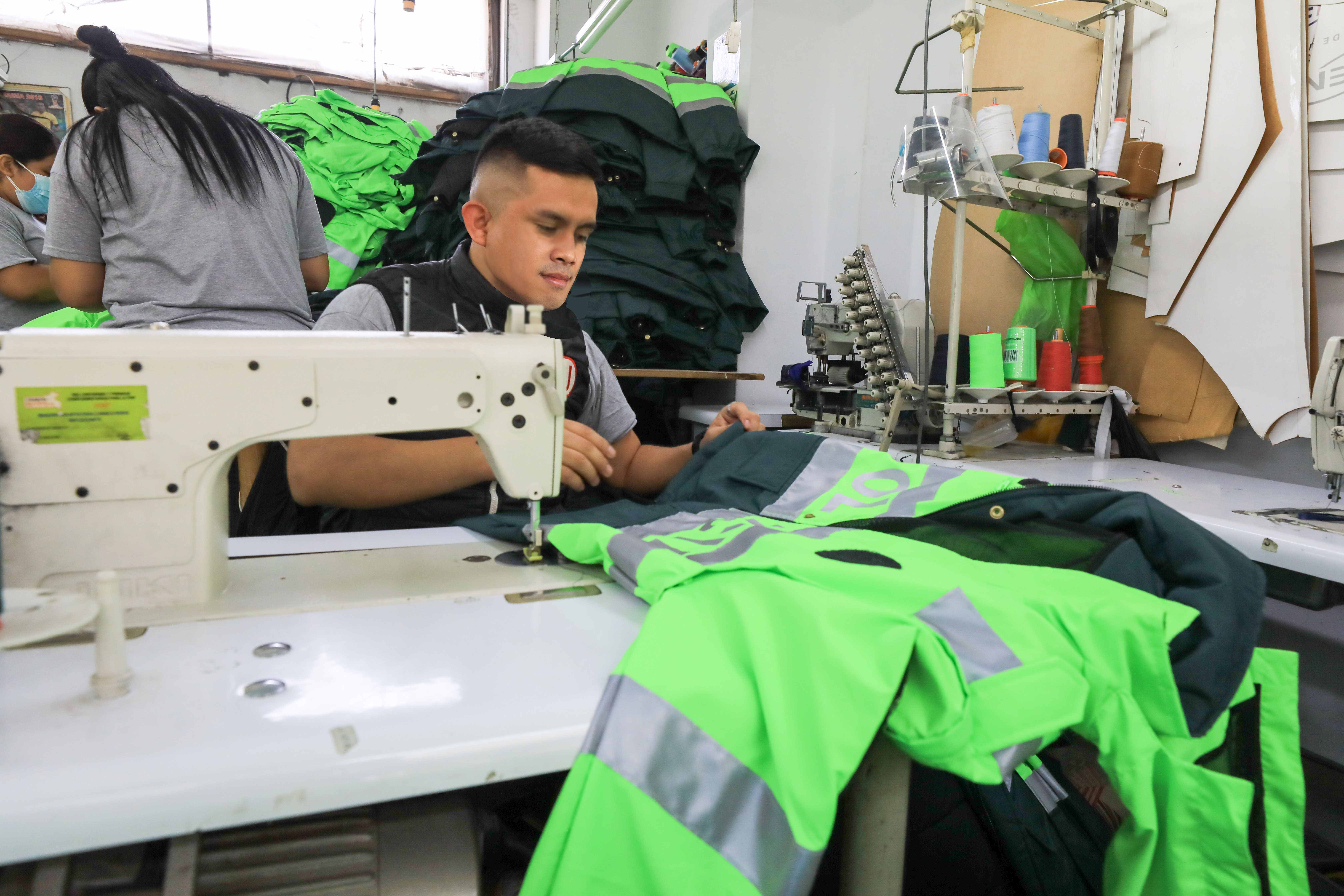 Fotografía de una MYPE del sector textil de confecciones en plena producción de bienes para la Policía Nacional del Perú (PNP).