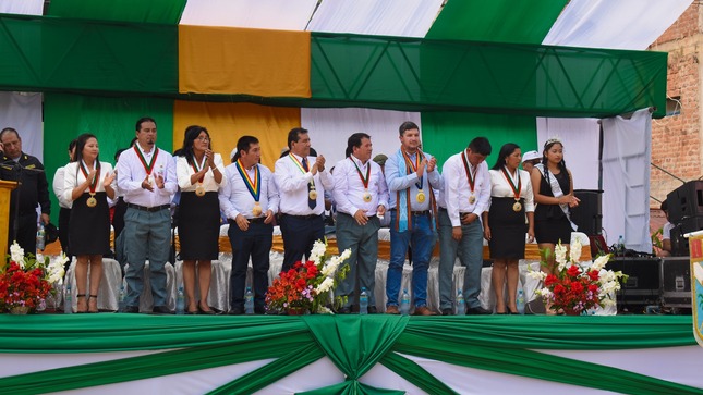 Alcalde de La Convención, Dr. Alex Curi León y regidores celebran y saludan a Quellouno en su 37º aniversario