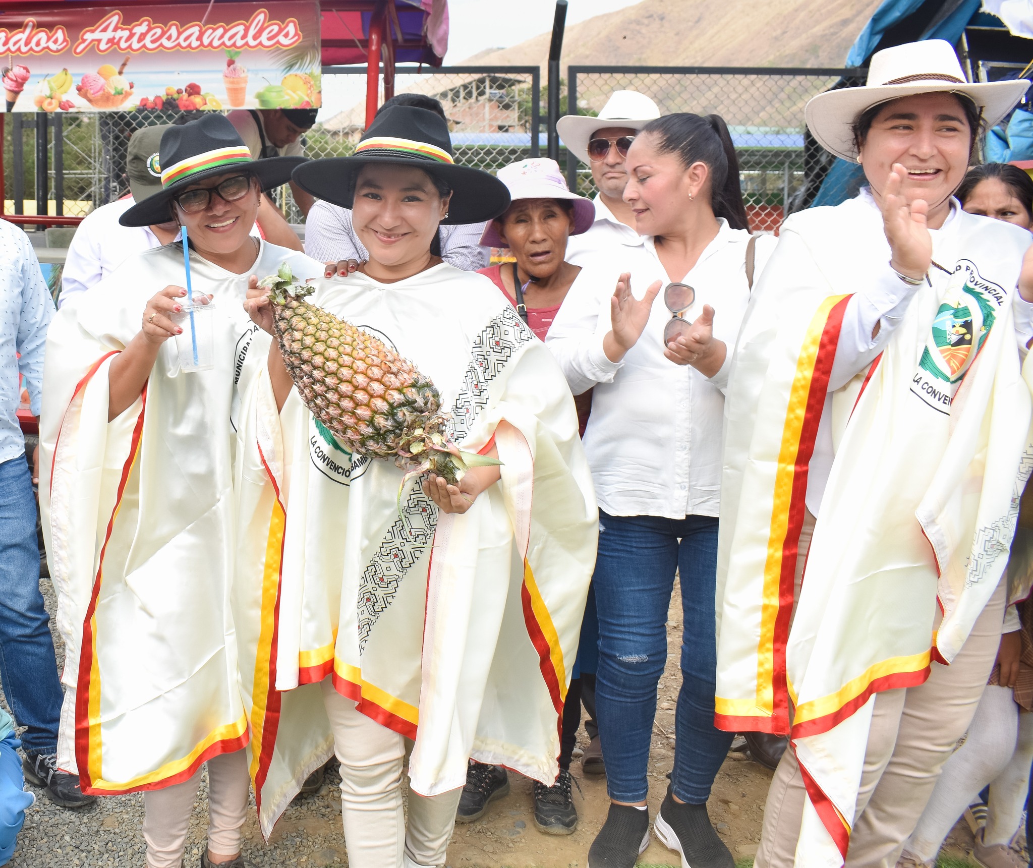 Alcalde de La Convención, Dr. Alex Curi León y regidores celebran y saludan a Quellouno en su 37º aniversario
