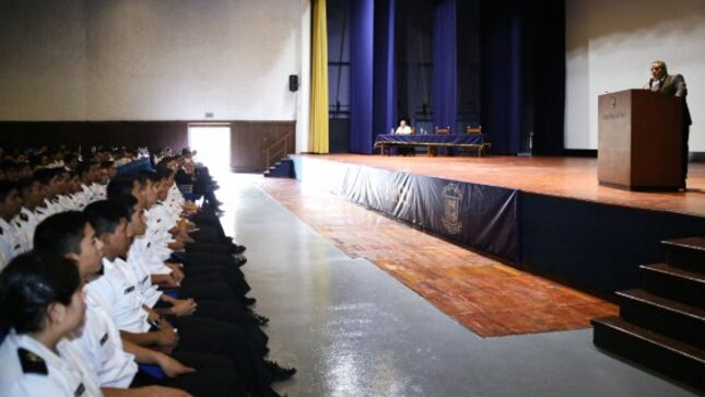 Presidente del TC Francisco Morales dicta conferencia a cadetes de la Escuela Naval del Perú.
