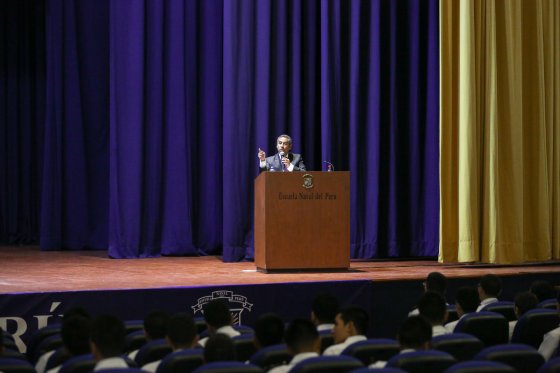 El magistrado Francisco Morales dicta conferencia a cadetes de la Escuela Naval del Perú.