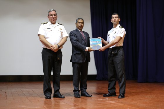 El magistrado Francisco Morales junto a oficiales y cadetes de la Escuela Naval.