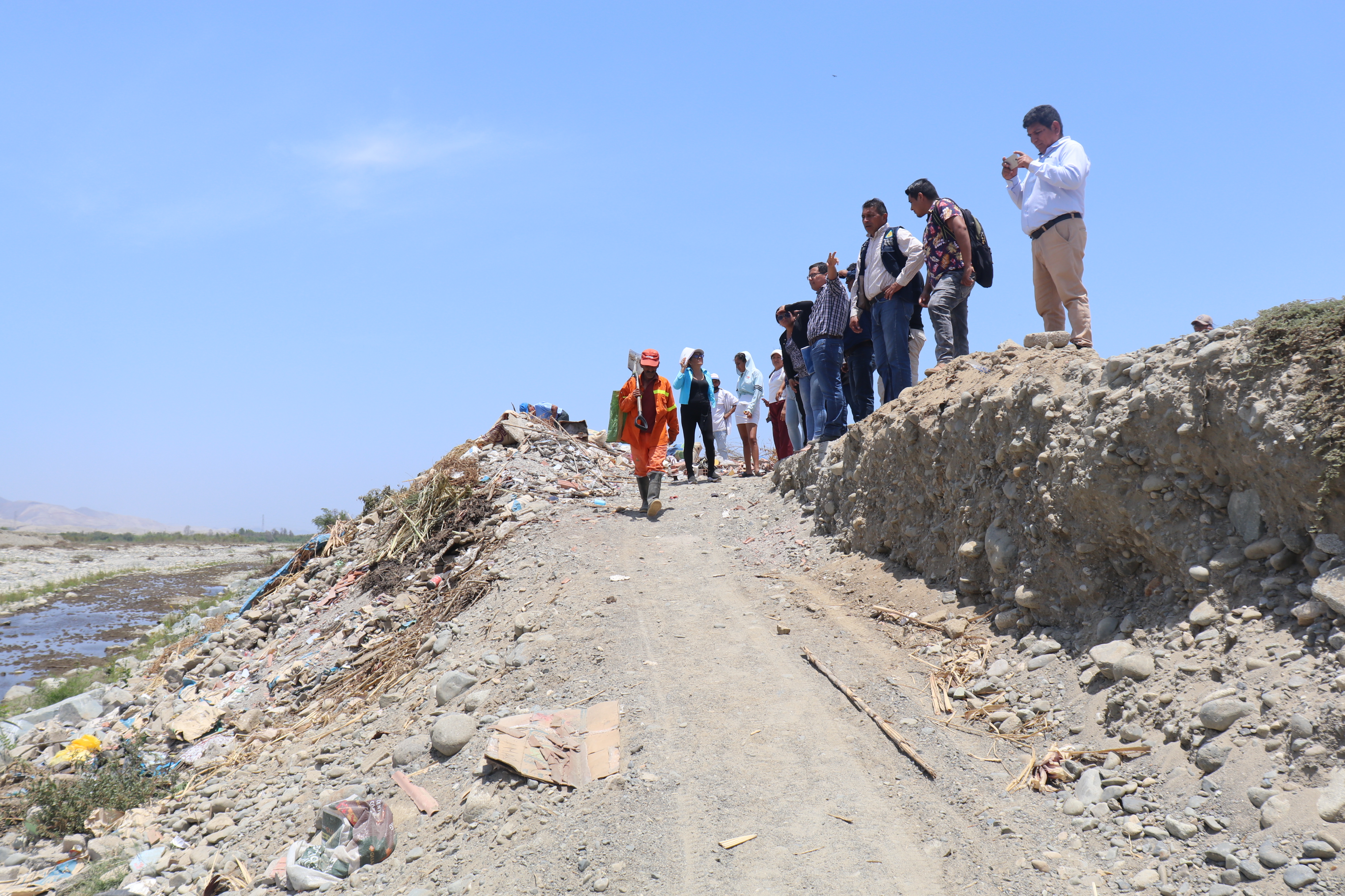 Autoridades del gobierno municipal y vecinos de Cerro Blanco visitan el río Nepeña sector compuerta roja