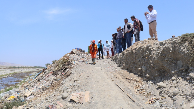 Autoridades del gobierno municipal y vecinos de Cerro Blanco visitan el río Nepeña sector compuerta roja