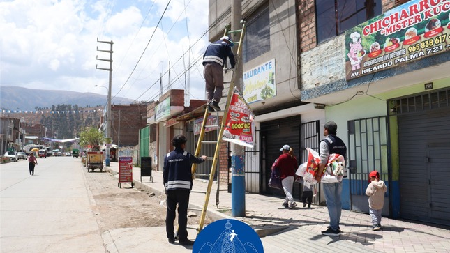 Retiro de posteras y anuncios publicitarios.