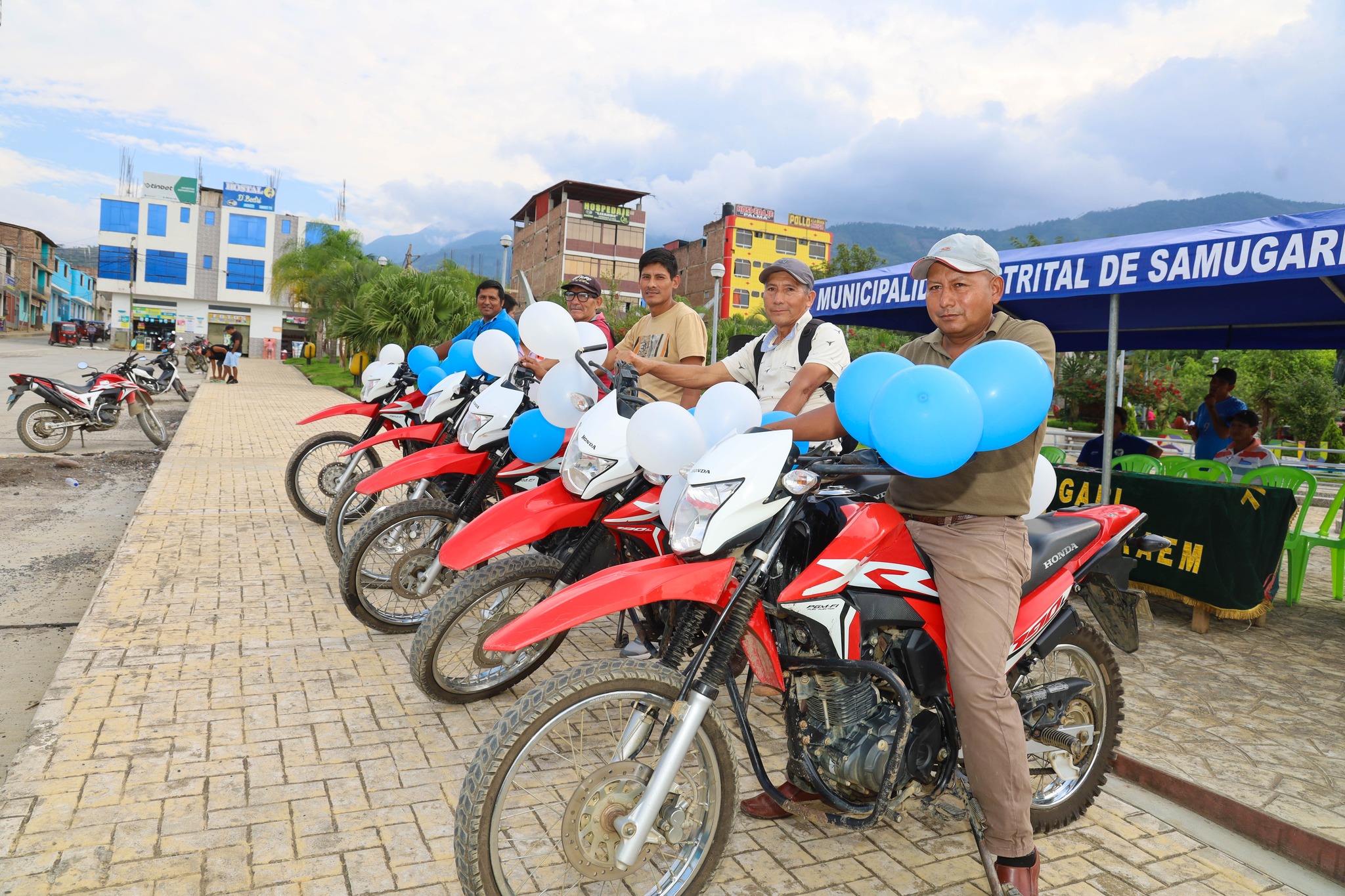 alcaldes recibiendo sus motos liniales