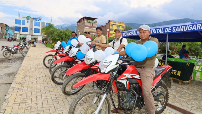 alcaldes recibiendo sus motos liniales