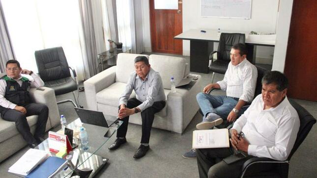 El Alcalde Provincial, John Larry Coayla junto al Gerente Municipal, Carlos Alberto Ponce Zambrano y el Asesor Jurídico Fredy Cuellar del Carpio, estuvieron reunidos con representantes de la Asociación de Municipalidades del Perú (AMPE).