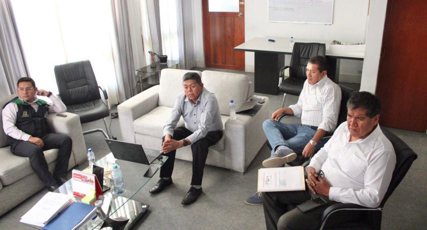 El Alcalde Provincial, John Larry Coayla junto al Gerente Municipal, Carlos Alberto Ponce Zambrano y el Asesor Jurídico Fredy Cuellar del Carpio, estuvieron reunidos con representantes de la Asociación de Municipalidades del Perú (AMPE).