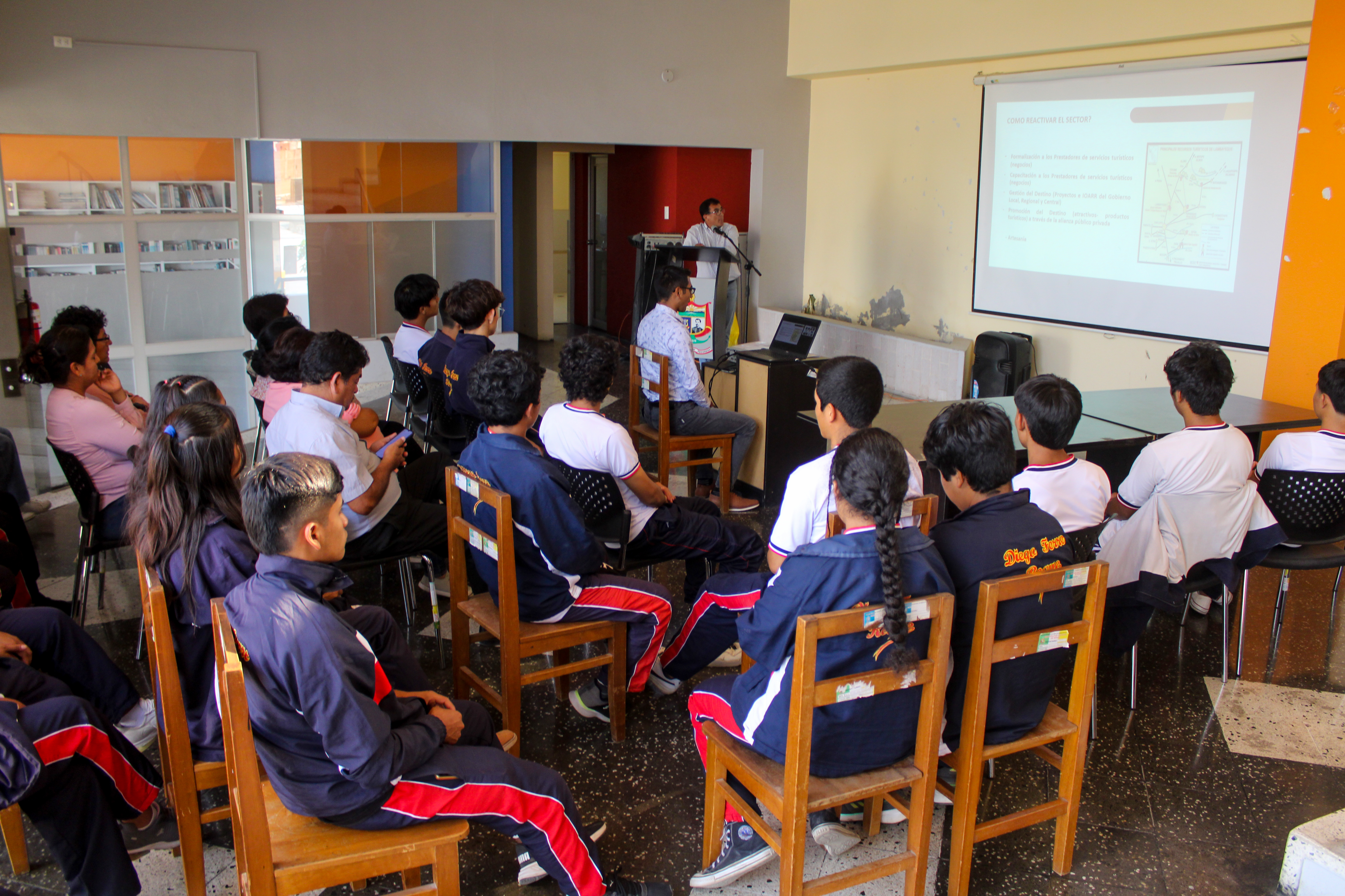 La charla informativa formó parte de las actividades programadas por la municipalidad para conmemorar el Día Mundial del Turismo.