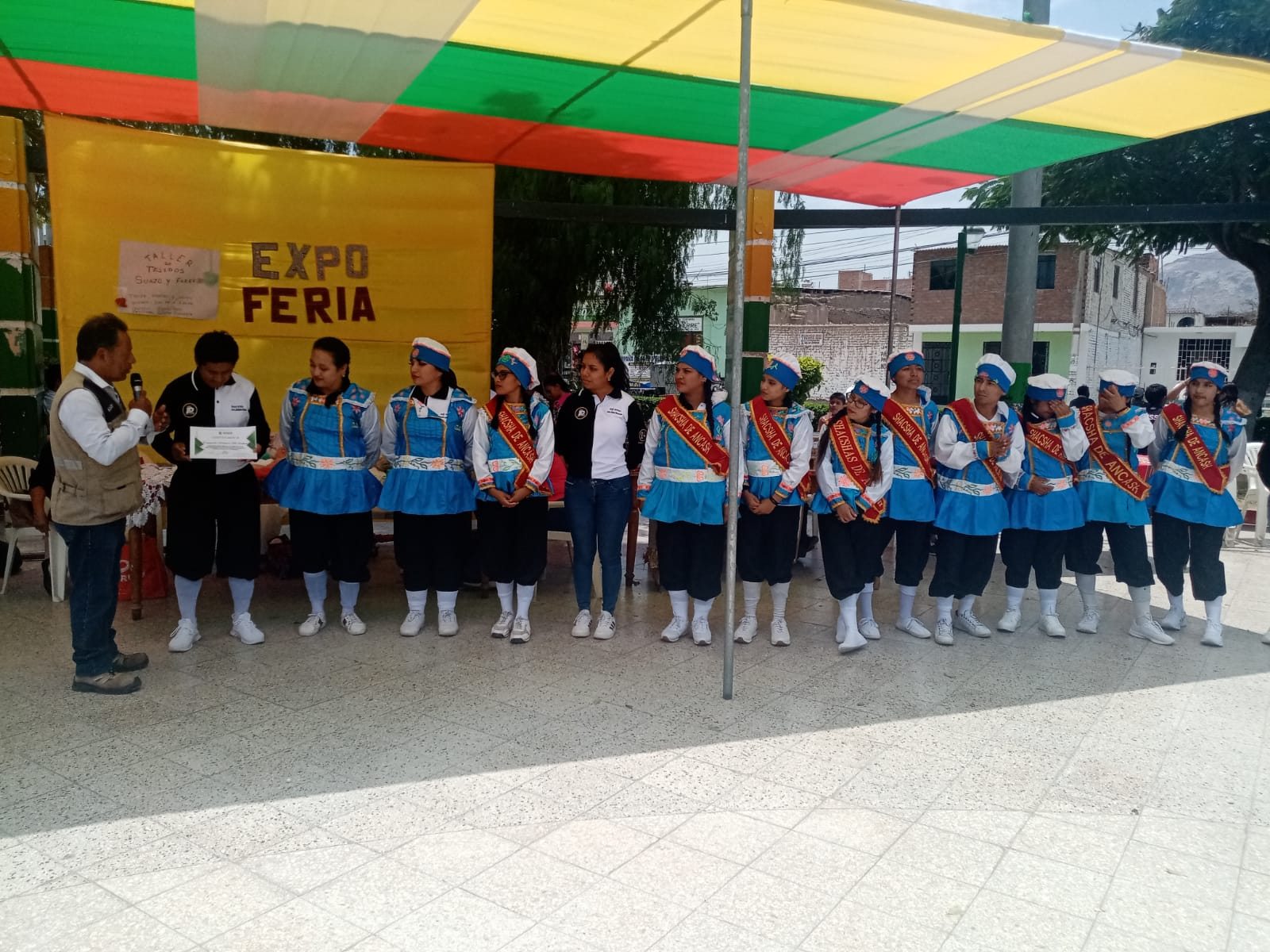 La expoferia fue un éxito de convocatoria y recibió el aplauso y el reconocimiento de los asistentes, quienes disfrutaron de una tarde llena de color, sabor y alegría.