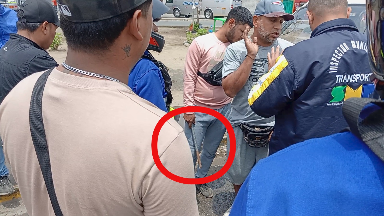 Un grupo de extranjeros intentó obstruir el trabajo de los inspectores municipales, pero fueron reducidos por la policía.