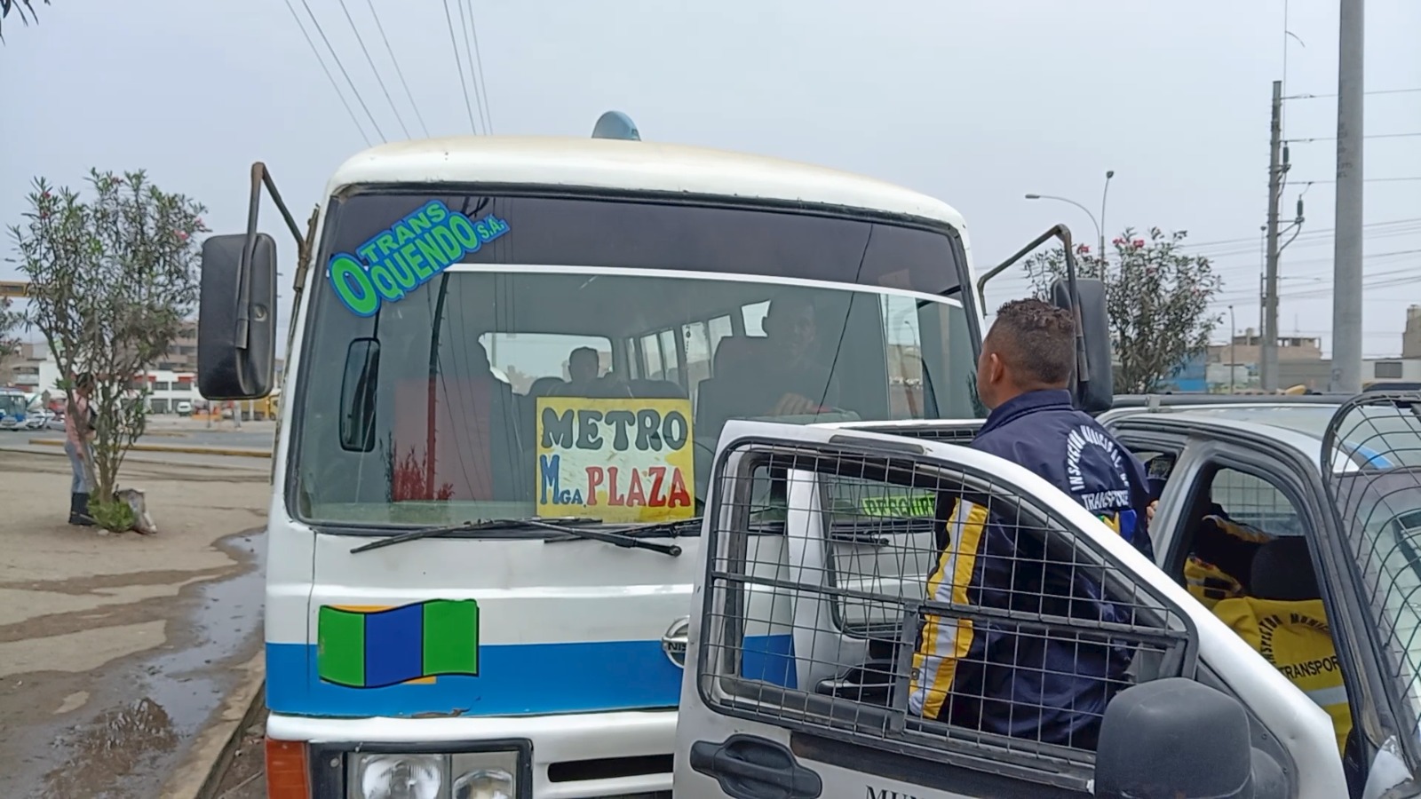 Un grupo de extranjeros intentó obstruir el trabajo de los inspectores municipales, pero fueron reducidos por la policía.