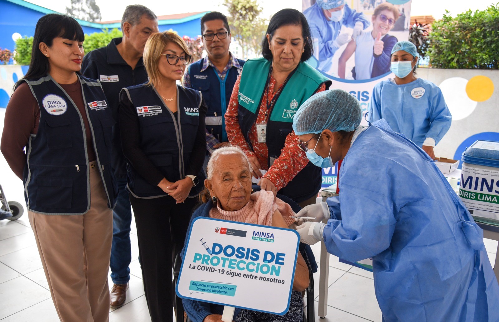 Adultos mayores de albergues reciben dosis de refuerzo bivalente contra la Covid-19