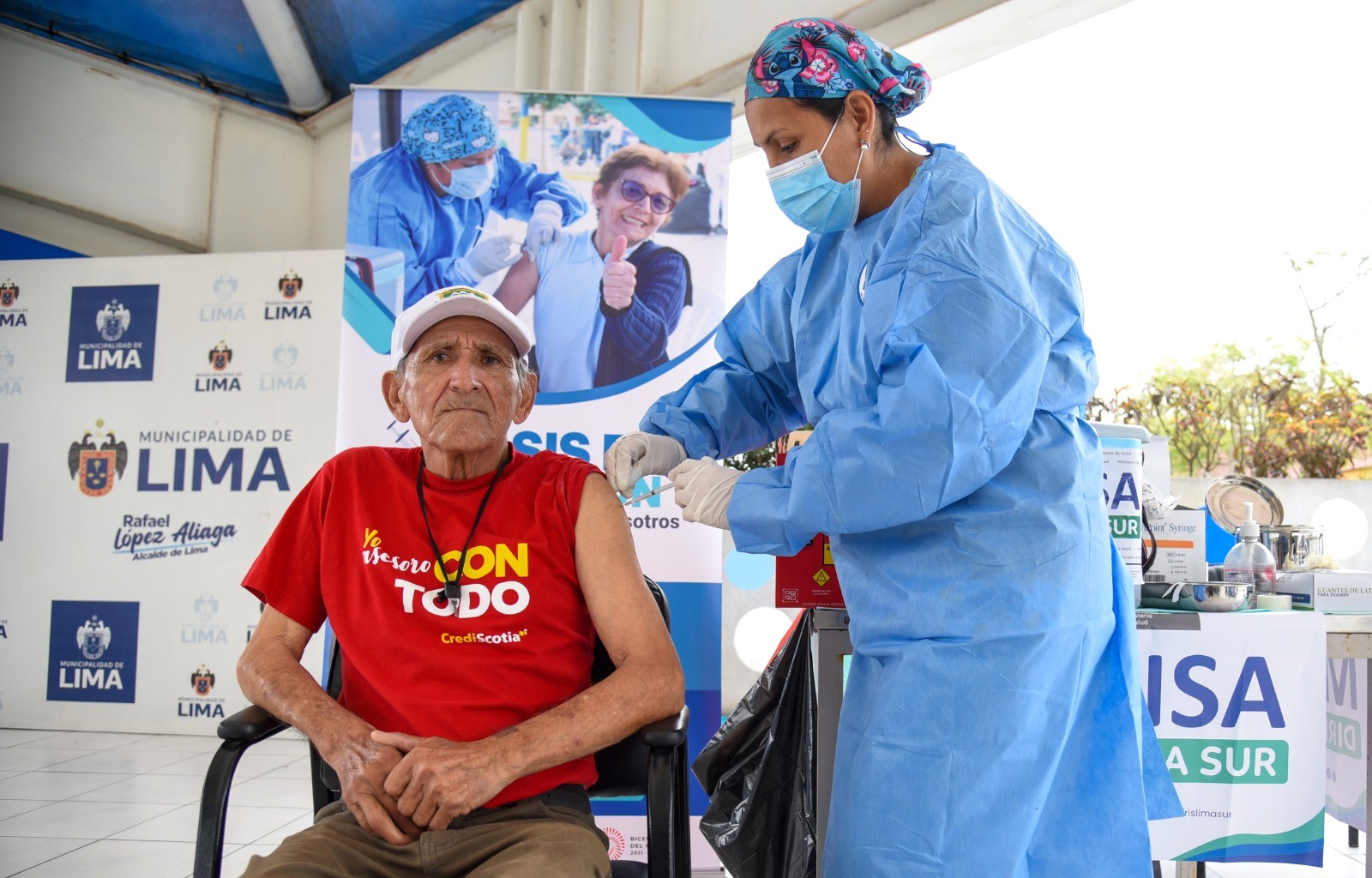 Adultos mayores de albergues reciben dosis de refuerzo bivalente contra la Covid-19