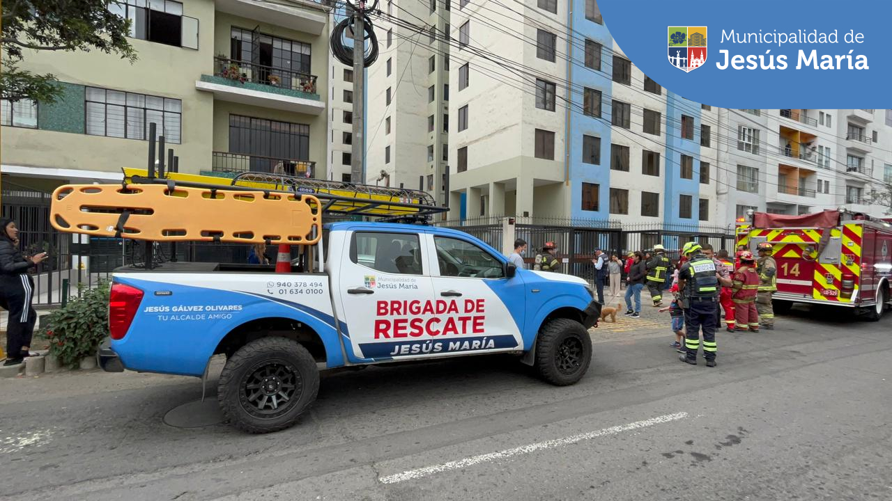 Gracias al rápido accionar de la 🚒 Brigada de Rescate de Jesús María, se pudo atender incendio en la lavandería de un departamento ubicado en la cuadra 13 de la Av. Brasil. Posteriormente, con apoyo de los Bomberos 👨🏻‍🚒 se logró controlar el siniestro y atender a los damnificados por inhalación de humo.
✅ Recuerda que puedes comunicarte con nuestro número de 🚨 Alerta Jesús María al 6340100 o vía 🟢 WhatsApp 940378494 (https://wa.link/0a967s).