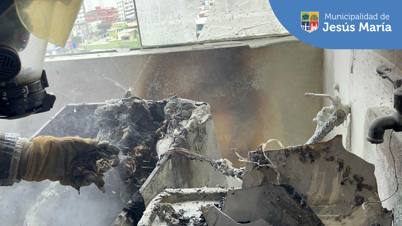 Gracias al rápido accionar de la 🚒 Brigada de Rescate de Jesús María, se pudo atender incendio en la lavandería de un departamento ubicado en la cuadra 13 de la Av. Brasil. Posteriormente, con apoyo de los Bomberos 👨🏻‍🚒 se logró controlar el siniestro y atender a los damnificados por inhalación de humo.
✅ Recuerda que puedes comunicarte con nuestro número de 🚨 Alerta Jesús María al 6340100 o vía 🟢 WhatsApp 940378494 (https://wa.link/0a967s).