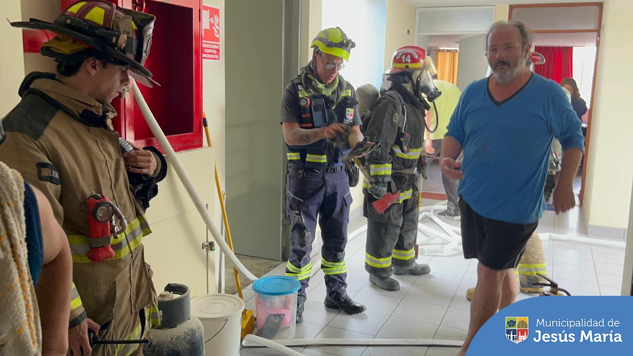 Gracias al rápido accionar de la 🚒 Brigada de Rescate de Jesús María, se pudo atender incendio en la lavandería de un departamento ubicado en la cuadra 13 de la Av. Brasil. Posteriormente, con apoyo de los Bomberos 👨🏻🚒 se logró controlar el siniestro y atender a los damnificados por inhalación de humo.
✅ Recuerda que puedes comunicarte con nuestro número de 🚨 Alerta Jesús María al 6340100 o vía 🟢 WhatsApp 940378494 (https://wa.link/0a967s).
