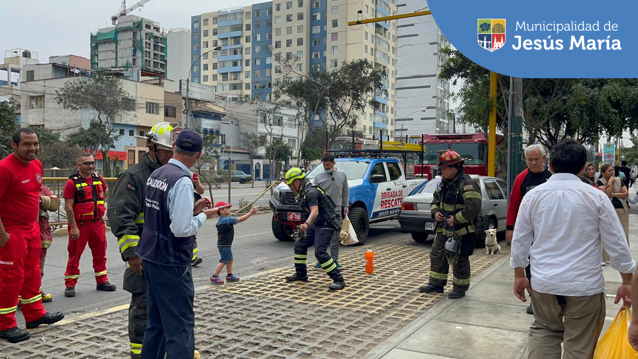 Gracias al rápido accionar de la 🚒 Brigada de Rescate de Jesús María, se pudo atender incendio en la lavandería de un departamento ubicado en la cuadra 13 de la Av. Brasil. Posteriormente, con apoyo de los Bomberos 👨🏻‍🚒 se logró controlar el siniestro y atender a los damnificados por inhalación de humo.
✅ Recuerda que puedes comunicarte con nuestro número de 🚨 Alerta Jesús María al 6340100 o vía 🟢 WhatsApp 940378494 (https://wa.link/0a967s).