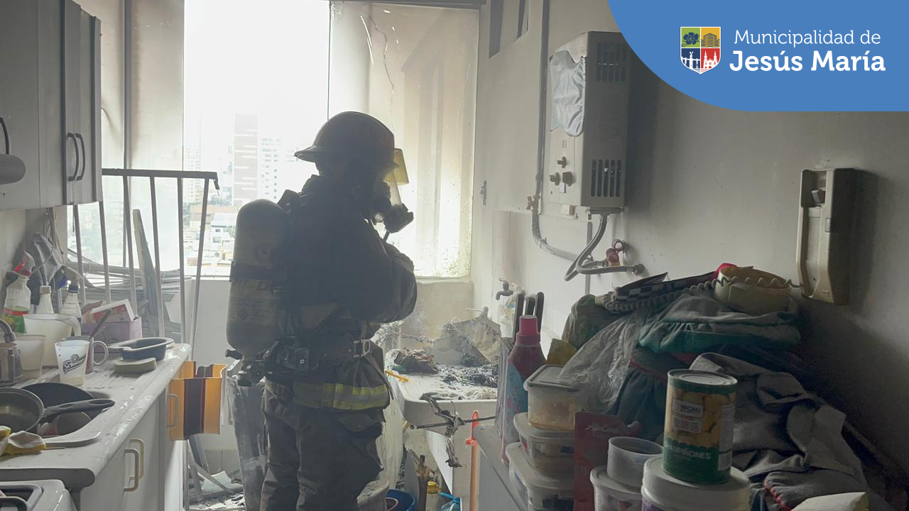 Gracias al rápido accionar de la 🚒 Brigada de Rescate de Jesús María, se pudo atender incendio en la lavandería de un departamento ubicado en la cuadra 13 de la Av. Brasil. Posteriormente, con apoyo de los Bomberos 👨🏻‍🚒 se logró controlar el siniestro y atender a los damnificados por inhalación de humo.
✅ Recuerda que puedes comunicarte con nuestro número de 🚨 Alerta Jesús María al 6340100 o vía 🟢 WhatsApp 940378494 (https://wa.link/0a967s).