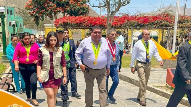 Dando inicio al mes morado, en nuestra Capital Turística y Cultural de la Provincia de Cañete, se conto con la presencia de nuestras autoridades, Sr. Luis Alberto Conislla Jara Alcalde, Sr. José Miguel Sánchez Sánchez, Sr. Aldo Víctor Cubillas Sánchez, Srta. Irene Fiorella Nolazco Sánchez, Srta. Vicki Rubí Vicente de la Cruz, Sr. Manuel David del Carpio Sanz Regidores de la Jurisdicción,  Sra. Katia Solano Chiok Sub Prefecta Provincial, Sr. Agustin Rodríguez Yupanqui Presidente Nacional del Circulo de Periodista Deportivos. 
En ese sentido, el Burgomaestre Distrital saludo la designación de la nueva Sub Prefecta Srta. Yuly Karen Shely Calderón Sánchez, que mediante Resolución Directoral N°0274-2023-IN-VIO-DGIN. Deseándole los mejores parabienes en esta encargatura.
Asimismo, se recibió a la delegación del Círculo de Periodistas Deportivos en la Plaza de Armas, conmemorando el Dia del Periodista. 