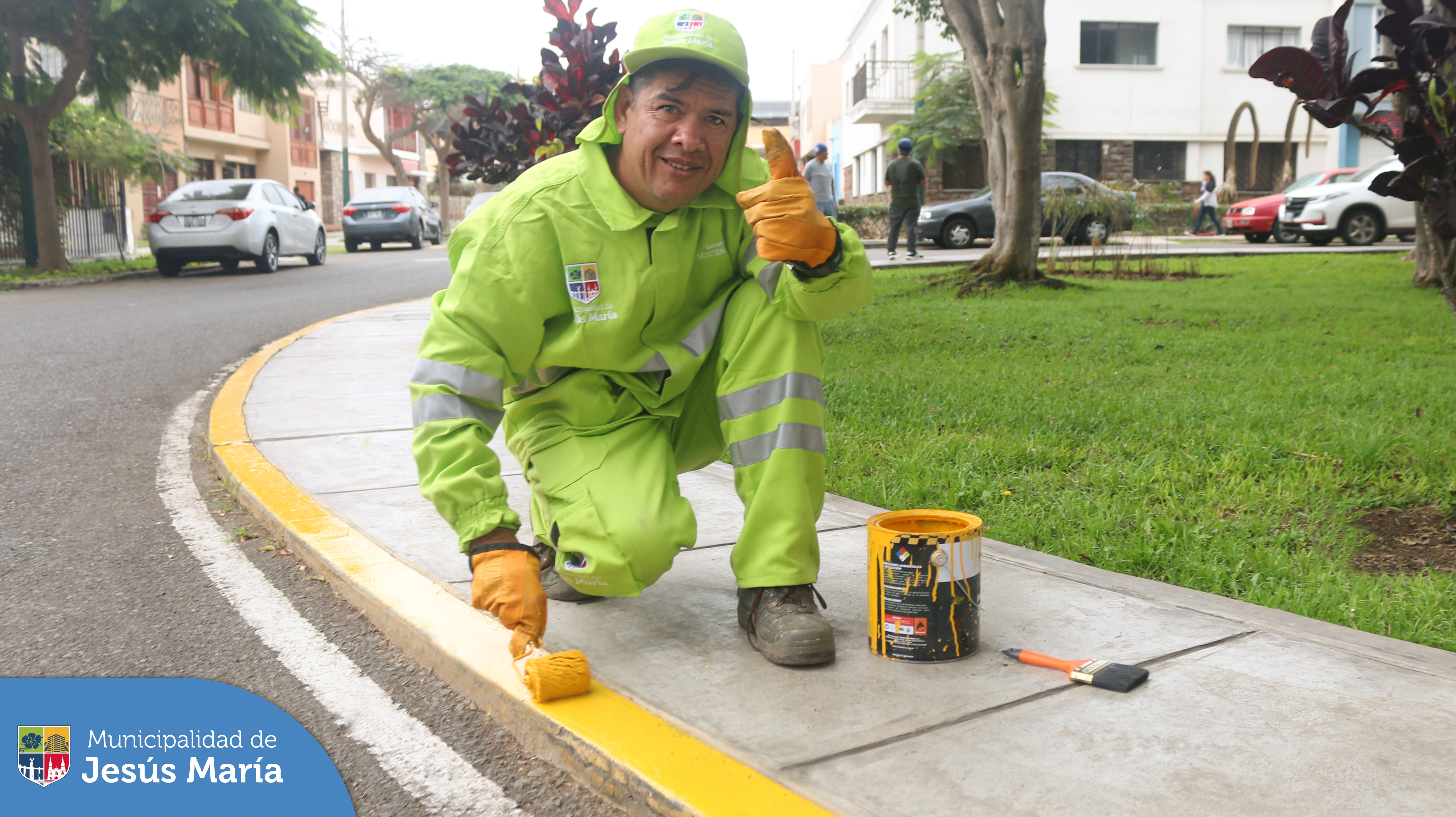 👉🏽 Nuestro equipo de limpieza pública y áreas verdes, realizó diversos trabajos para mejorar el ornato y embellecer los jardines del 🌳 Parque 13 de diciembre.