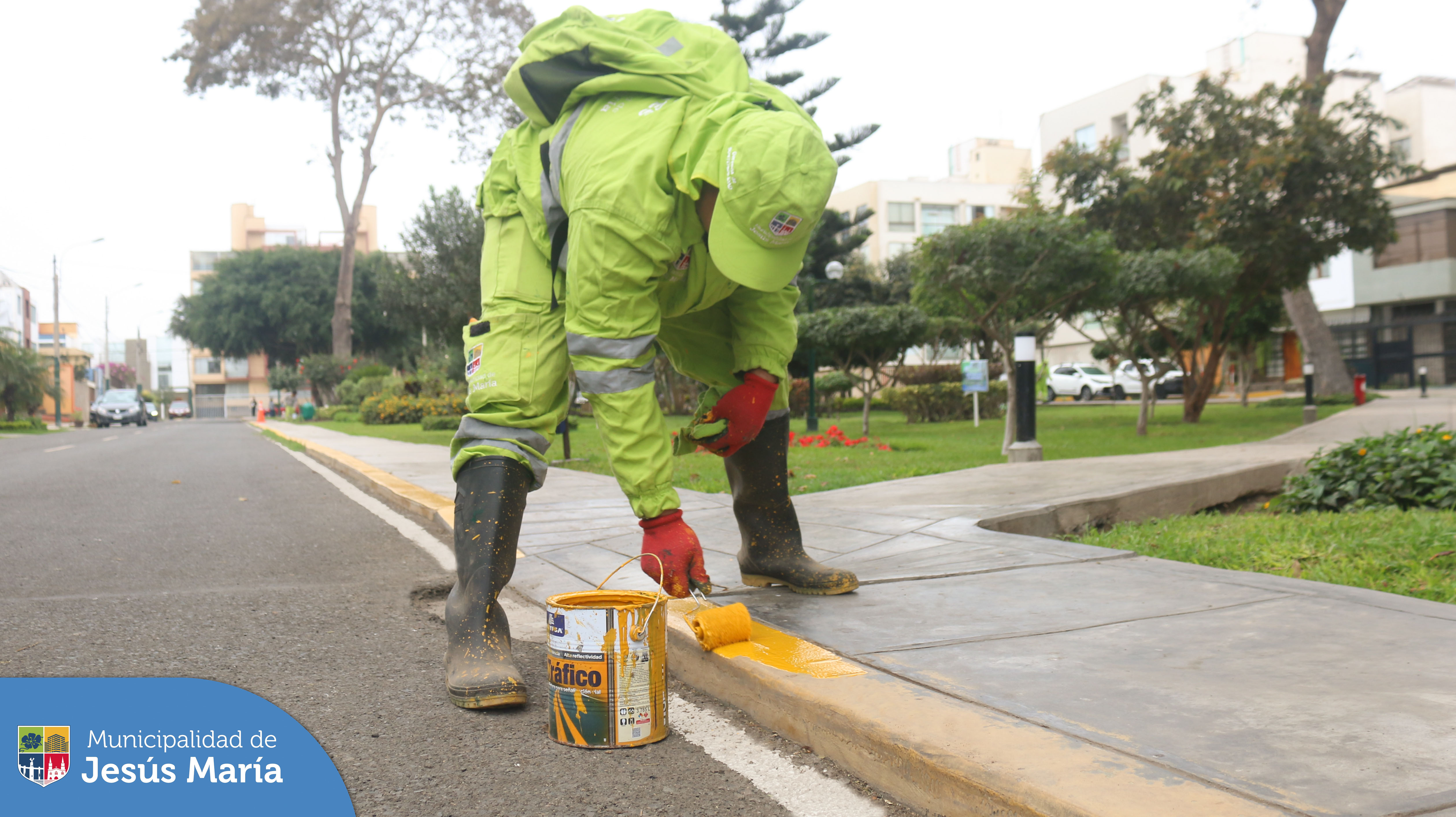 👉🏽 Nuestro equipo de limpieza pública y áreas verdes, realizó diversos trabajos para mejorar el ornato y embellecer los jardines del 🌳 Parque 13 de diciembre.