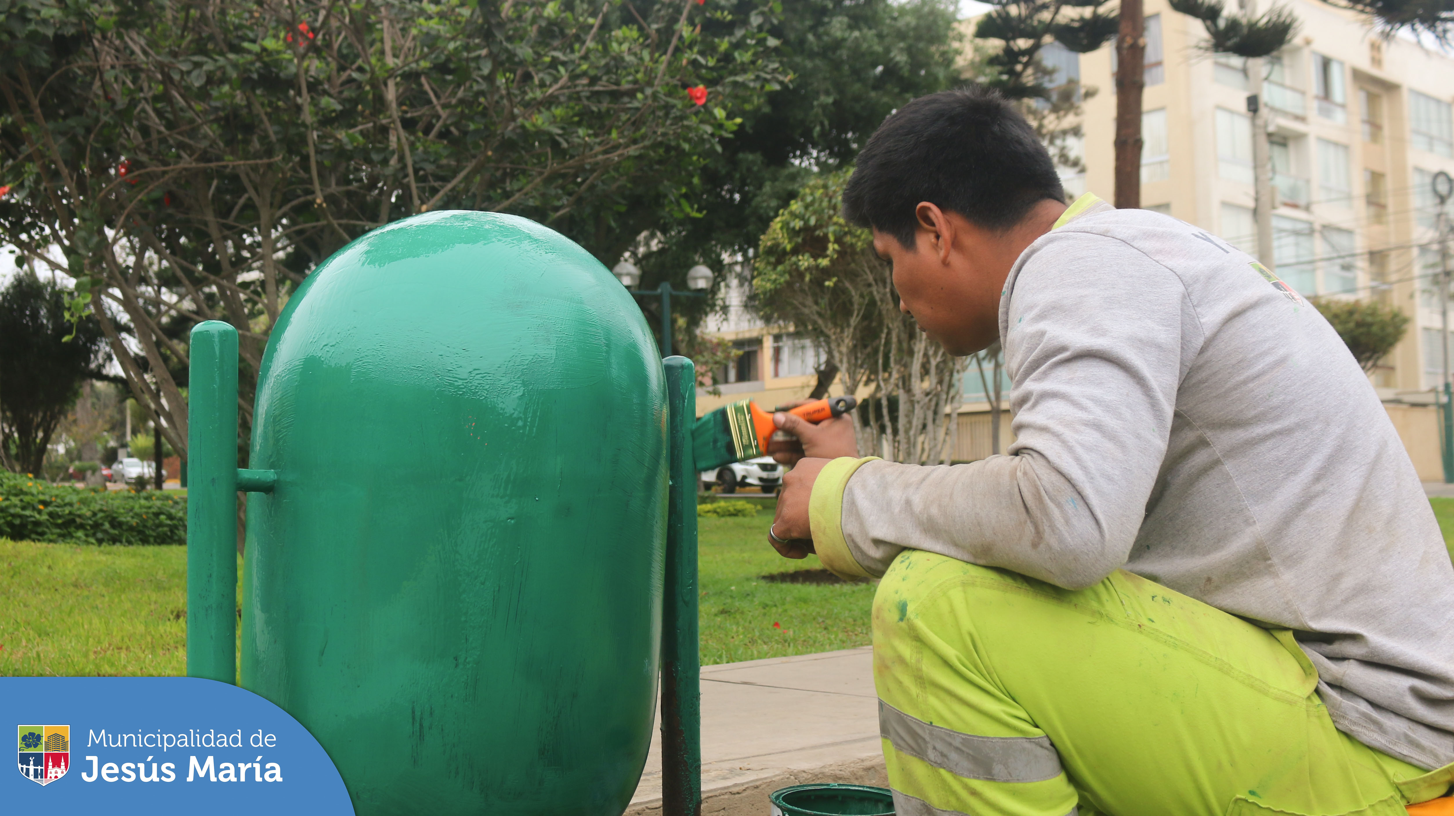 👉🏽 Nuestro equipo de limpieza pública y áreas verdes, realizó diversos trabajos para mejorar el ornato y embellecer los jardines del 🌳 Parque 13 de diciembre.