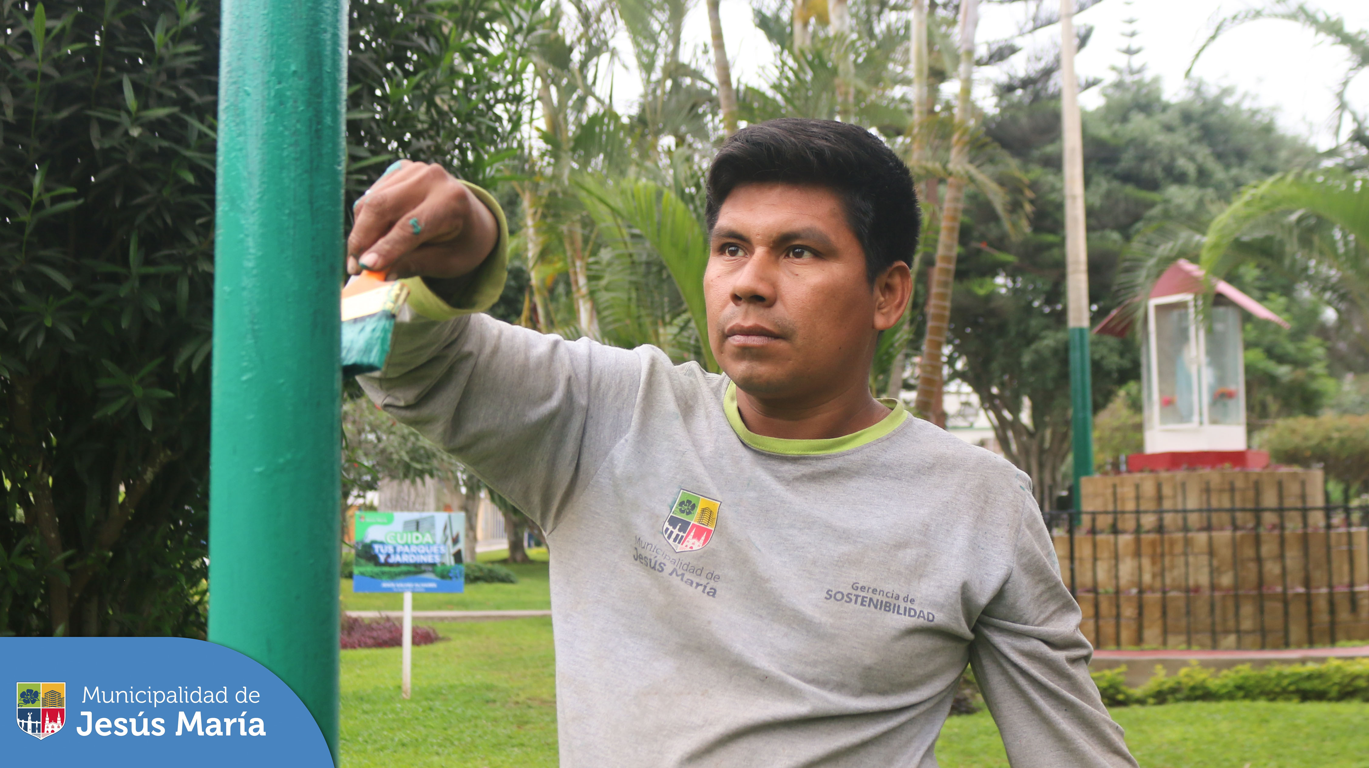 👉🏽 Nuestro equipo de limpieza pública y áreas verdes, realizó diversos trabajos para mejorar el ornato y embellecer los jardines del 🌳 Parque 13 de diciembre.