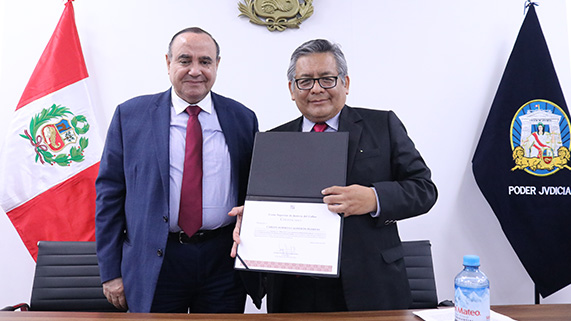 Presidente encargado de la Corte Superior del Callao, Enrique Ramal Barrenechea, entregó Diploma al juez supremo Carlos Calderón Puertas por su disertación