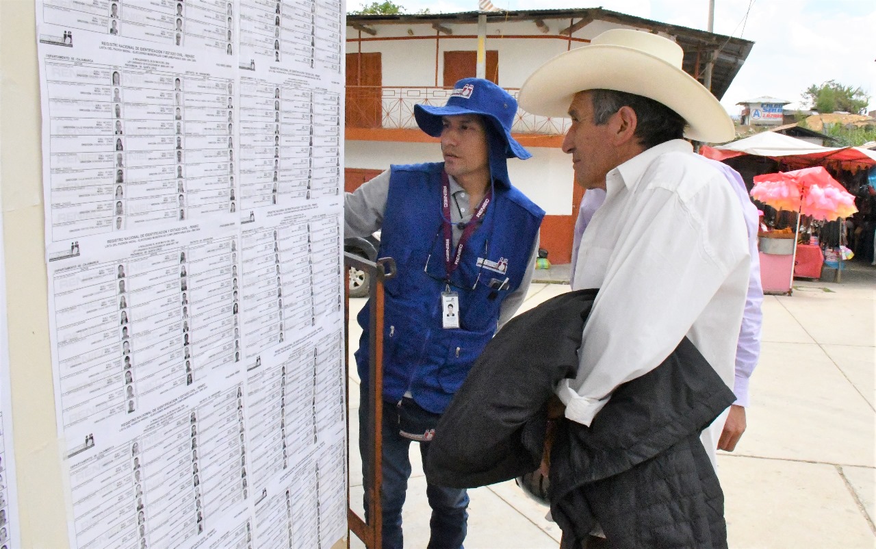 Ciudadanos verificando la Lista de Padrón Inicial