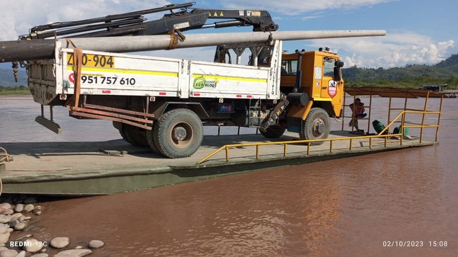 Electrocentro restablece la energía en el VRAEM luego de transportar postes por el río Apurímac